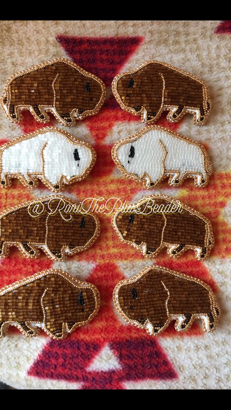 Beaded Buffalo Pattern, Anishinaabe Beadwork, Buffalo Beadwork, Native Medallion, Beaded Buffalo, Native American Beadwork Patterns, Seed Bead Jewelry Patterns, Beaded Flowers Patterns, Native Beading Patterns