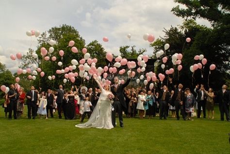 Balloon release in memory x Photo With Balloons, Wedding Ballons, Wedding Exit Ideas, Wedding Group Photos, Balloon Release, Wedding Exit, Bride Pictures, Wedding Send Off, Wedding Exits