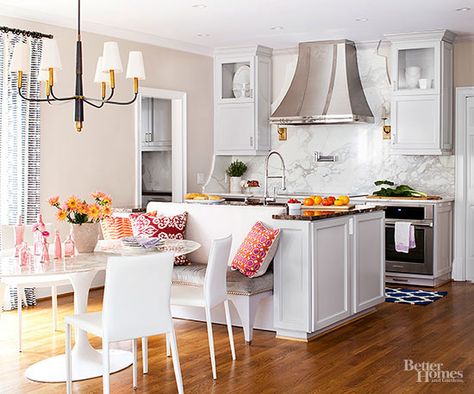 Counter to ceiling marble brings this backsplash to new heights: http://www.bhg.com/kitchen/remodeling/makeover/before-and-after-kitchen-makeovers/?socsrc=bhgpin040915lovelyandlight&page=2 Banquette Dining, Banquette Bench, Built In Banquette, Kitchen Island Bench, Kitchen Banquette, Kitchen Island With Seating, Kitchen And Dining Room, Banquette Seating, Kitchen Family Rooms