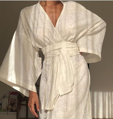 Superstar Outfit, Mama Earth, Kimono Outfits, Modern Kimono, Linen Kimono, Traditional Japanese Kimono, Linen Robe, Mode Kimono, Linen Fashion