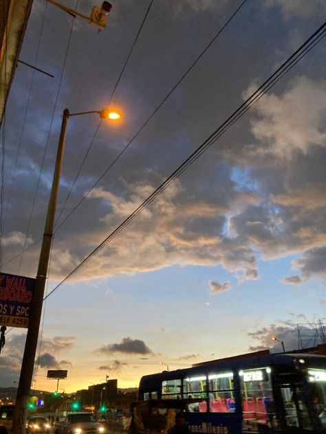 Cielo atardecer de la ciudad capital de Colombia Bogota Colombia Aesthetic, Colombia Aesthetic, Aesthetic Vintage, Photo Dump, Mood Pics, Wallpapers, Iphone, Anime