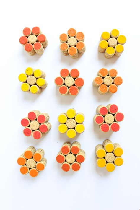 DIY wine cork flowers - so cute! Cork Flowers, Cork Wreath Diy, Cork Crafts Christmas, Bottle Decorations, Wine Cork Wreath, Wine Cork Diy Crafts, Pretty Wine, Wine Cork Projects, Cork Wreath