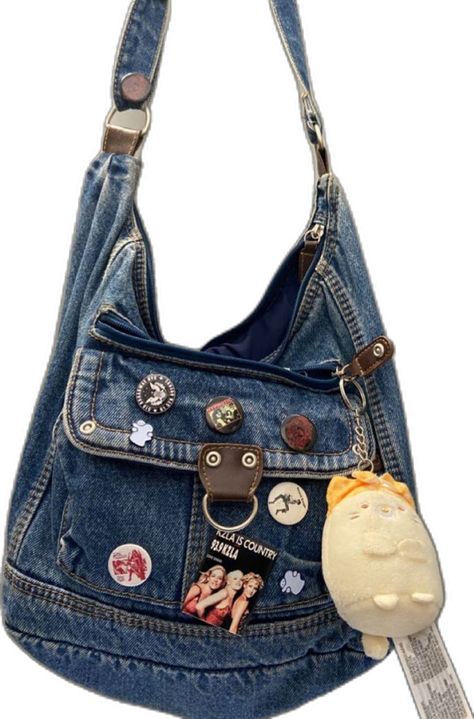 Jeans Bags Ideas, Reworked Bag, Mochila Jeans, Y2k Bags, Purse Outfit, Stylish School Bags, Grunge Jeans, Inside My Bag, Jean Purse