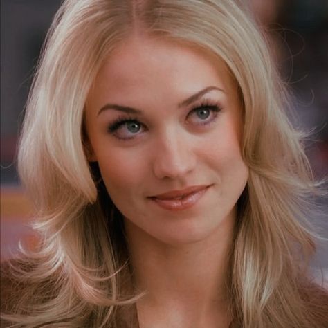 Chuck Tv Show, Chuck Bartowski, Sarah Walker, Show Makeup, Yvonne Strahovski, Computer Geek, Pilot Episode, Lost Girl, Layered Haircuts