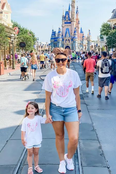 Matching Disney Outfits, Mommy And Me Disney Outfits, Disney Mom Outfit, Disney Outfits Women Summer, Disney Outfits Summer, Outfits Disneyland, Disneyland Outfit Ideas, Outfit Ideas For Moms, Animal Kingdom Outfit