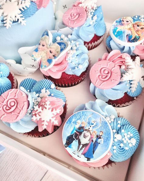 ❄️❄️ The sun is shining but it’s icy cold in here. Frozen themed mini cake with 8 cupcakes set. Seeing that muted pink coming through again. #sammicakes #minicake #bento #lunchbox #frozen #cakecapetown #capetowncakes Frozen Themed Cupcakes Ideas, Simple Frozen Cupcakes, Frozen Cupcake Design, Frozen 2 Birthday Cake And Cupcakes, Simple Frozen Theme Cupcakes, Bento Lunchbox, Muted Pink, Frozen Themed, Mini Cake