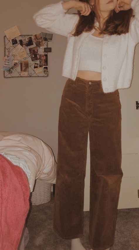 Brown Corduroy Pants Outfit Work, Courdory Pants Outfits Aesthetic, Brown Velour Pants Outfit, Loose Corduroy Pants Outfit, Brown Courdory Jeans Outfits, Wild Leg Jeans Outfit, Brown Coudroy Pants Outfit, Courdroy Pants Outfit, How To Style Brown Corduroy Pants