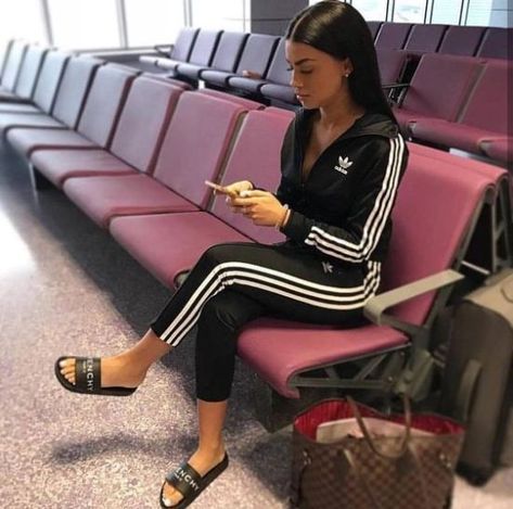 12 Cute Airport Outfits You’ll Need For Your Spring Break Travels Cute Airport Outfit, Comfy Airport Outfit, Airport Outfit Summer, Flight Outfit, Air Port Outfit, Comfy Travel Outfit, Airplane Outfits, Travel Outfit Plane, Comfy Travel