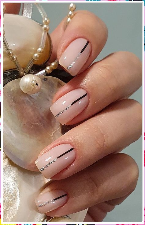 Looking for some festive nail art ideas to really make your holiday season special? Look no further than our top rated christmas nail art ideas! From snowflakes to Santas, we've got you covered. Unghie Sfumate, Work Nails, Her Nails, Black Nail, Nagel Inspo, Short Nail Designs, Cat Kuku, Neutral Nails, Dipped Nails