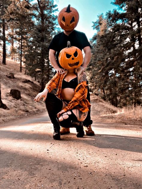 Couple Halloween Pictures, Halloween Family Photoshoot, Family Halloween Photoshoot, Halloween Couple Photoshoot, Pumpkin Shoot, Aesthetic Hairstyle Ideas, Pumpkin Couple, Halloween Styled Shoot, Pumpkin Photoshoot