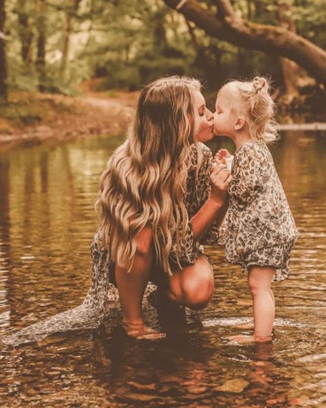 Outdoor Mother Daughter Photo Shoot, Family Picture Hairstyles Mothers, Mother Daughter Outfits For Pictures, Summer Boho Family Pictures, Spring Sibling Photoshoot, Mommy Daughter Photoshoot Outfits, Mommy And Me Outdoor Photo Shoot, Mom And Daughter Fall Photoshoot, Mommy And Me Photo Shoot Spring