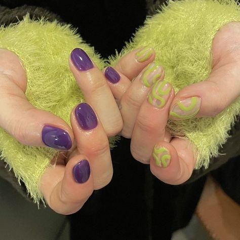 Purple And Green Nails, Hello Nails, Pretty Gel Nails, Minimalist Nails, Dream Nails, Purple And Green, Funky Nails, Chic Nails, Fancy Nails