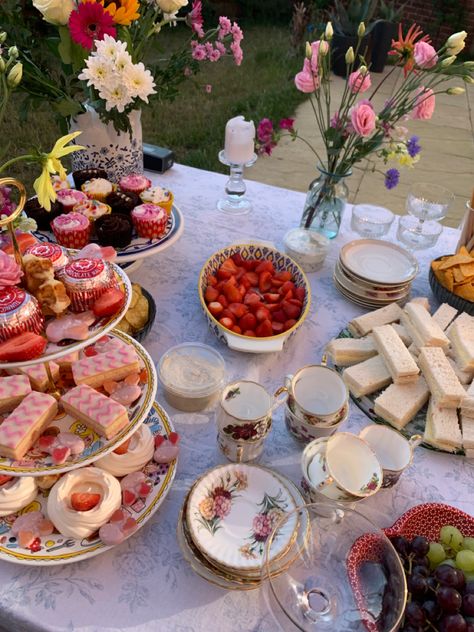 Merienda Aesthetic, Coquette Tea Party, Aesthetic Tea Party, Valentines Tea Party, 22nd Bday, Aesthetic Tea, Spring Tea Party, Tea Party Ideas, Valentine Tea