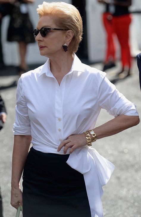 14 Times Carolina Herrera Proved That A White Blouse and Jewels Are The Chicest Combination  - TownandCountryMag.com Court Outfits, Áo Blu, Perfect White Shirt, White Blouses, Walking Down The Street, Classic White Shirt, Wardrobe Planning, Elegante Casual, Aging Gracefully