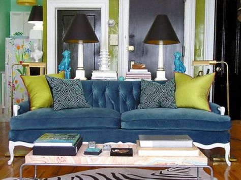 blue sofa + chartreuse pillows = brilliant Living Room Colour Design, Teal Sofa, Colors Wall, Blue Couches, Peacock Decor, Living Room Color Schemes, Green Sofa, Simple Living Room, Relaxation Room