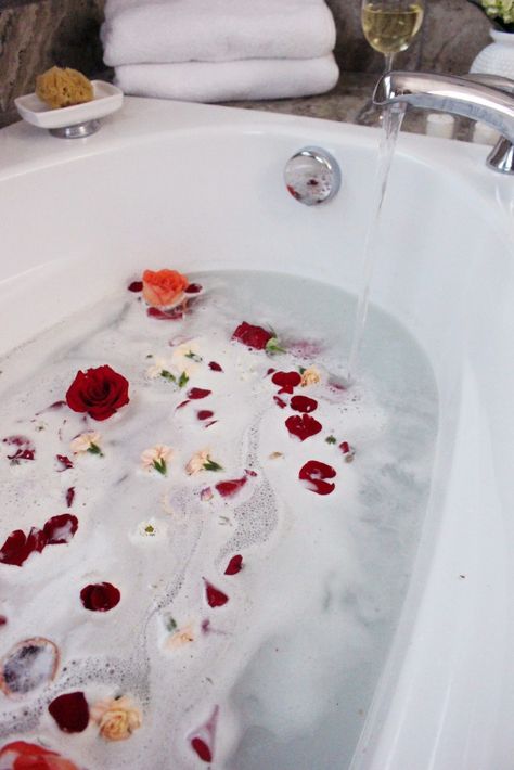 Zoe With Love creates a rose infused milk bath, perfect for pampering and treating yourself to some me time. Bath Goals, Bath Aesthetic, Bath Photography, Dream Bath, Bad Inspiration, Norman Foster, Flower Bath, Milk Bath, Relaxing Bath