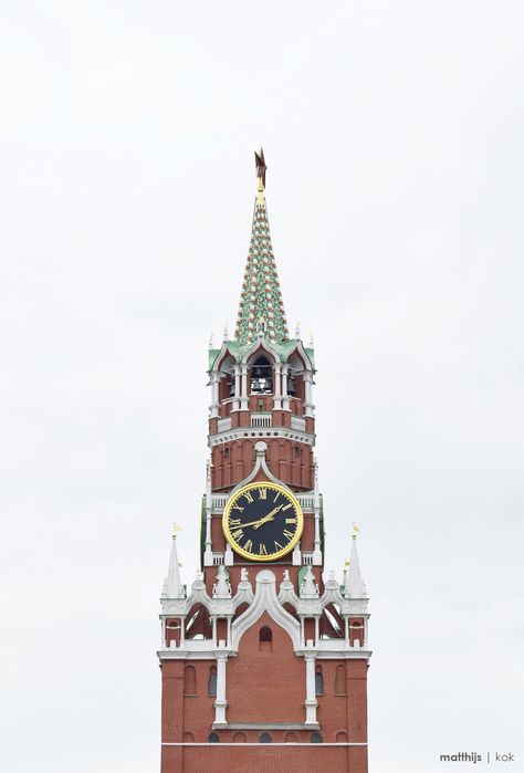 Spasskaya Tower, Moscow | Photo by Matthijs Kok Russia Photography, Minimal Portrait, Russian Architecture, Soul Artists, European Architecture, Four Days, Disney World Vacation, Old Building, Photo Essay