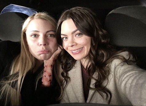 A behind the scenes selfie of Scarlett Byrne and Teressa Liane on the set of The Vampire Diaries. Teressa has special effects makeup on her arm to look like scabs and is pouting while Scarlett is next to her, smiling. Nora And Mary Louise, Scarlett Byrne, Tvd Cast, The Vampire Diaries 3, Vampire Diaries Funny, Casting Pics, Vampire Diaries Cast, Caroline Forbes, The Vampire Diaries