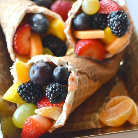 Fruit Cornucopias for Thanksgiving - MomTrends Kid Friendly Thanksgiving Recipes, Thanksgiving Fruit Salad, Thanksgiving Appetizers Healthy, Thanksgiving Fruit, Thanksgiving Cornucopia, Thanksgiving Snacks, Shopping Addict, Appetizers For Kids, Lemon Bars Recipe