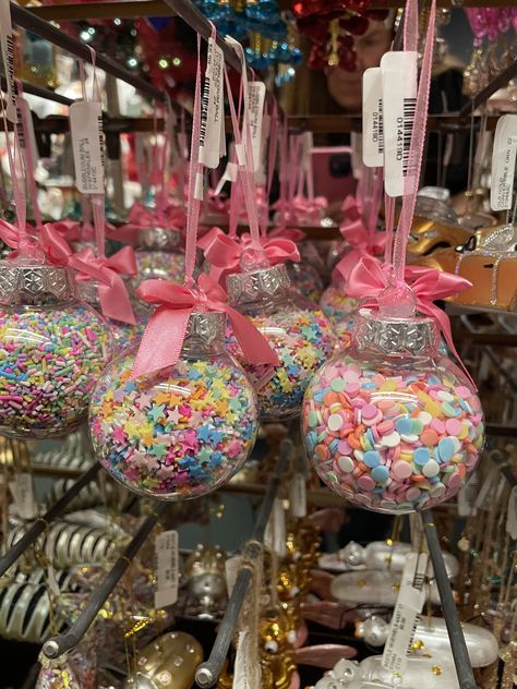 Confetti Christmas Tree, Homemade Candy Ornaments, Michaels Christmas Crafts, Diy Gift Ornaments, Ornament Display Ideas Craft Fairs, Diy Marshmallow Ornaments, Fake Lollipops Diy, Diy Fancy Christmas Ornaments, Clear Ball Ornament Ideas