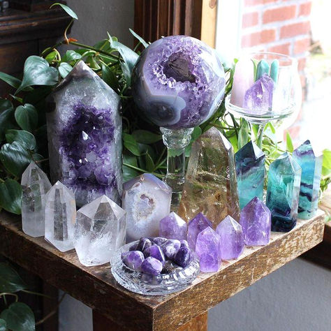 Crystal Collection Display, Crystal Party, Displaying Crystals, Crystal Vibes, Crystal Garden, Crystal Aesthetic, Crystal Guide, Crystal Display, Quartz Geode