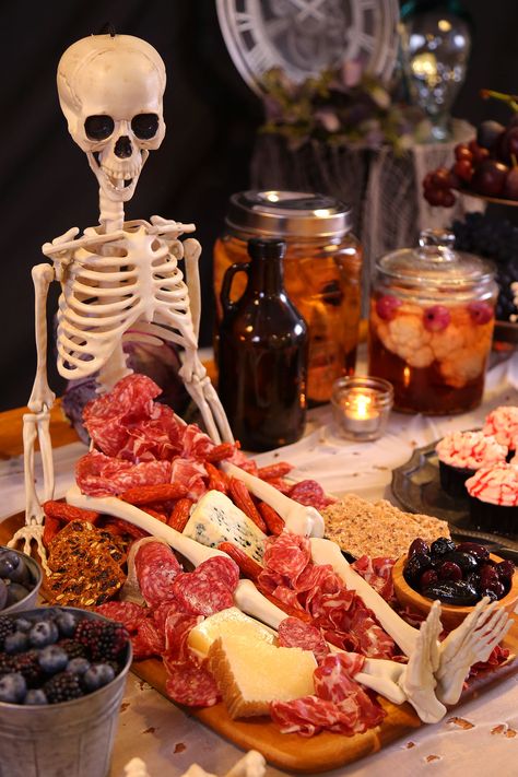 Halloween Charcuterie Board With Skeleton, Skeleton Charcuterie Board Ideas, Charcuterie Table Halloween, Skeleton Cheese Board, Skeleton Meat Platter, Gory Food Ideas, Halloween Skeleton Charcuterie Board, Halloween Catering Ideas, Skeleton Food Platter