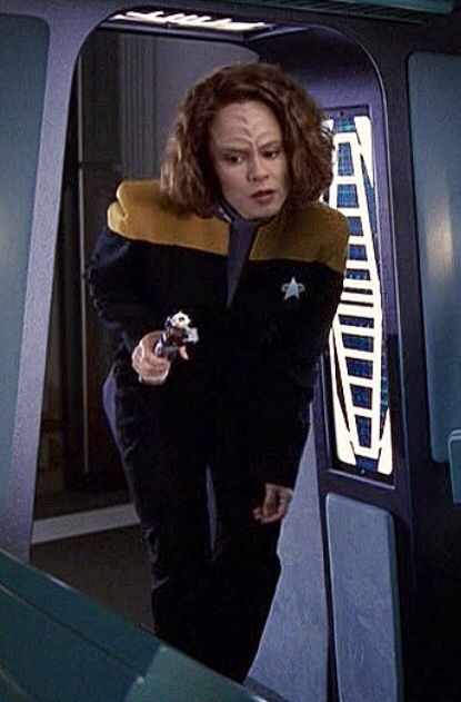 B'Elanna❤️ Star Trek Voyager B'elanna Torres, Roxann Dawson, Uss Voyager, Star Trek Crew, Star Treck, Heart Palpitations, Star Trek Characters, Star Trek Cosplay, Sci Fi Shows