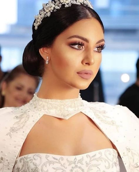 Persian Bride Makeup, Bridal Hijab, Bridal Hair Inspiration, Braut Make-up, Wedding Hair Inspiration, Make Up Looks, Bride Makeup, Bridal Hair And Makeup, Bridal Headpieces