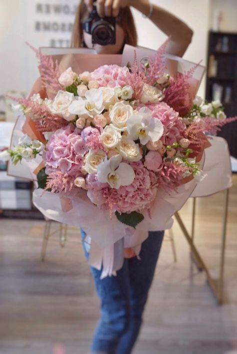 https://pin.it/4JrzkWESA Massive Flower Bouquet, Graduation Flower Bouquet, Birthday Flowers Arrangements, Bouquet Birthday, Birthday Flowers Bouquet, Luxury Flower Bouquets, Boquette Flowers, Flower Gift Ideas, Modern Flower Arrangements