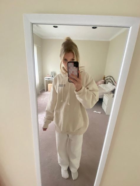 Brandy Melville Hoodie Outfit, Brandy Melville Boston Hoodie, Brandy Melville Hoodies, Brandy Melville Zip Up Hoodie Outfit, Brandy Melville Anastasia Sweatpants, Brandy Melville Zip Up Hoodie, New York Hoodie Brandy Melville, Ny Fits, Brandy Melville Hoodie