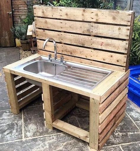 Outdoor Sinks, Convenient and Cheap Backyard Ideas Simple Garden Furniture Ideas, Outdoor Sink, Cheap Backyard, Outdoor Sinks, Pallet Patio, Pallet Decor, Diy Holz, Pallet Furniture Outdoor, Diy Pallet Projects