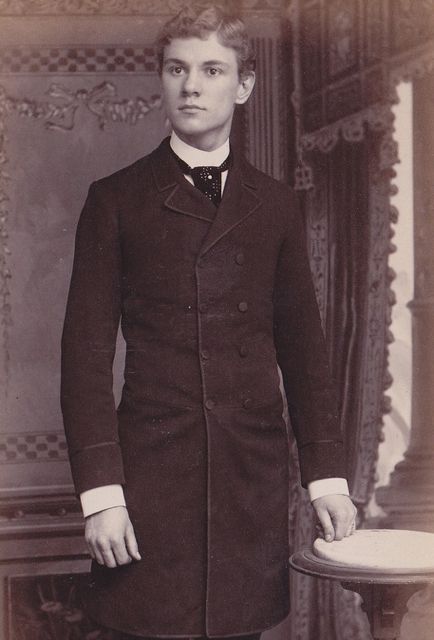 Late-Victorian young gentleman Victorian Men, Victorian Man, Victorian Portraits, Vintage Gentleman, Portrait Vintage, Vintage Man, Old Photography, Vintage Mens Fashion, Photo Vintage