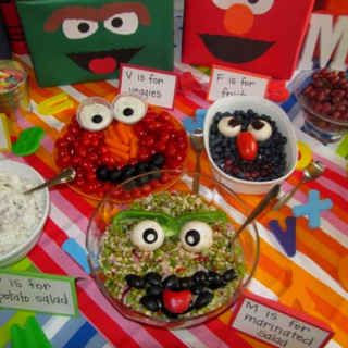 24 Photos Of Muppets And Sesame Street Themed Food Sesame Street Food, Muppets Birthday, The Number 2, Healthy Birthday, Elmo Birthday Party, The Letter M, Themed Food, Sesame Street Birthday Party, Elmo Party