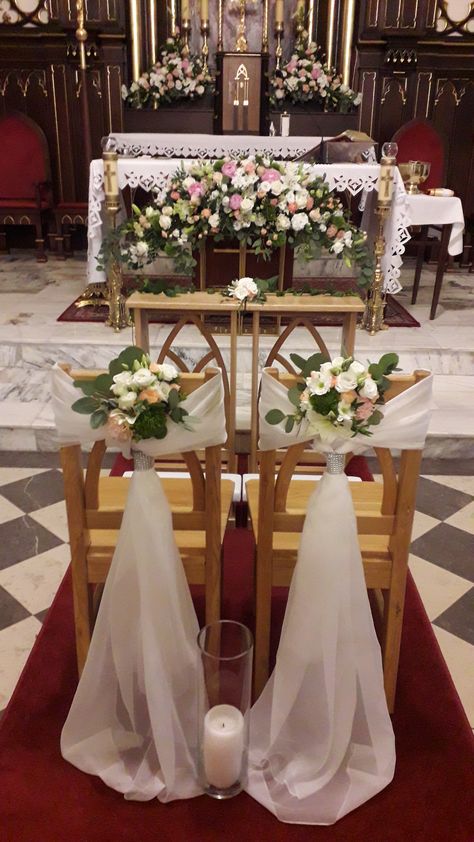 Church Wedding Flowers Altar, Budget Friendly Wedding Centerpieces, Simple Church Wedding, Wedding Pew Decorations, Church Wedding Dress, Wedding Church Decor, Home Flower Decor, Wedding Pews, Church Altar Decorations