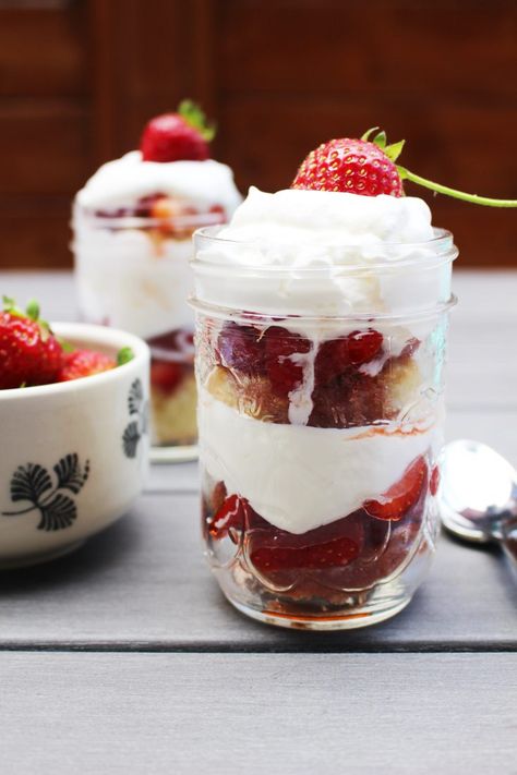 Easy Strawberry Shortcakes in a Jar Strawberry Shortcake In A Jar, Easy Strawberry Shortcake, Cheesecake Trifle, Mason Jar Desserts, Strawberry Shortcakes, Strawberry Shortcake Recipes, Shortcake Recipe, Dessert In A Jar, Mason Jar Meals