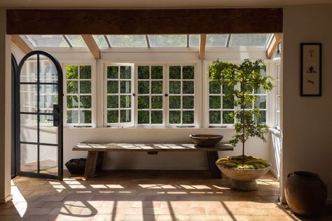 For one Los Angeles couple, the allure of Laurel Canyon was impossible to resist. Its insular community, its music industry legacy, and its lush, sloped landscape called. So when they found a 1924 Spanish-style villa on a secluded hillside in the area, not even a rundown interior could deter them from scooping it up. With […] Small Solarium Ideas, Atrium Addition, Conservatory Entryway, Atrium Kitchen, Contemporary Cottage Interiors, Hampton Exterior, Dutch Farmhouse, Cotto Tile, Removing A Wall