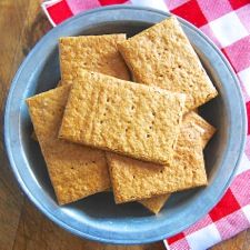 Crisp, flavorful whole wheat graham crackers, the perfect snack spread with peanut butter. Graham Cracker Recipes, Gluten Free Graham Crackers, Homemade Graham Crackers, Bread Crackers, King Food, Cracker Recipes, King Arthur Flour, Vegan Pumpkin, Southern Cooking