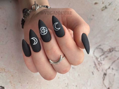 Witchy Nails Simple Moon, Boho Goth Nails, Simple Witchy Nail Designs, Nails For Witches, Witchy Dip Nails, Witch Nail Art Goth, Simple Witch Nails, Goth Nail Art Short, Hecate Nails