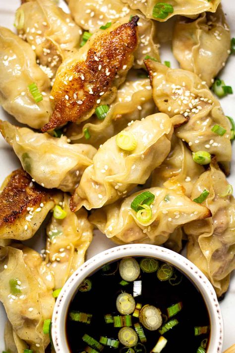 Pan Fried Pork Dumplings | Just over 30 minutes from start to finish these pork dumplings are simple, satisfying and loaded with flavor! They're crispy yet tender making them the perfect main course or party appetizer! Dumplings Chinese, Pork Chinese, Pork Larb, Easy Dumplings Recipe, Japanese Gyoza, Dumpling Recipes, Easy Dumplings, Pork Dumplings, Pork Dumpling