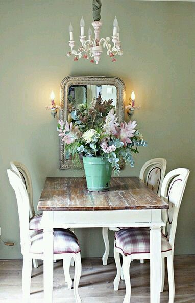 Lo shabby chic, stile interpretato da mobili vintage e colori chiari tra cui bianco e beige.  Rendere lo shabby chic vivace con tinte pastello o cromie anche più  accese non è  affatto difficile ed aiuta a creare un armonico contesto di grande effetto. Indice dell'articolo Shabby chic vivace con tinte pastello: accessori e complementiShabby chic tinte … Shabby Chic Dining Room Decor, Shabby Chic Dining Room, Shabby Chic Chairs, Styl Shabby Chic, Green Dining Room, Shabby Chic Dining, Mos Def, Boho Chique, Shabby Chic Living