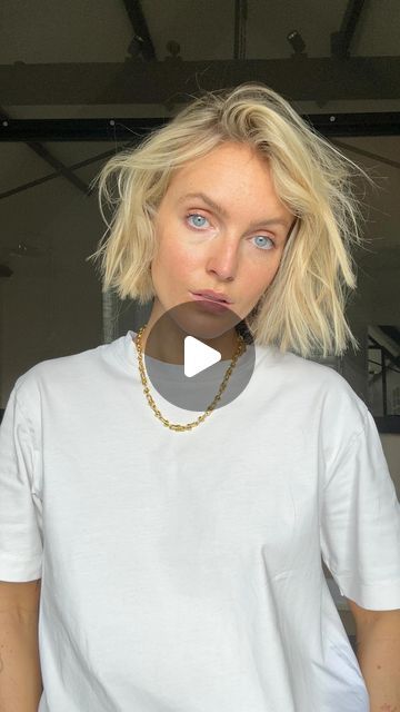 Polly Sayer on Instagram: "How to create a textured bob using @hershesons new Wand I’m not a fan of a bob that looks too ‘styled’ but I love the way this tool is the perfect size to create really natural, tousled waves.  I have naturally fine, straight hair but the wand is suitable for all hair types, thanks to a variety of heat modes (I love that I can style mine on 80 degrees, much kinder to my coloured hair!). It’s also super light and easy to use, I blimmin love it!!   I also used the Hershesons Zhoosh foam for extra volume, plus the Almost Everything cream to prime and smooth any frizz. Everything linked on stories 💙 ad" Polly Sayer Hair, Styling Short Bob Hair, Bob Volume Hair, Blonde Bob With Money Piece, Textured Bob Straight Hair, Textured Bob Blonde, Styling A Bob, Polly Sayer, Ways To Style A Bob