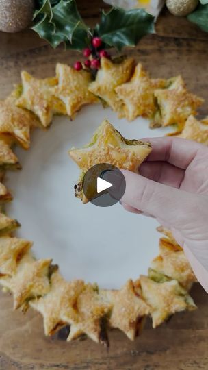 Pesto Puff Pastry Wreath, Pesto Wreath, Pesto Pastry, Salmon Puffs, Charcuterie Appetizers, Pesto Cheese, Star Wreath, Red Pesto, No Cook Appetizers