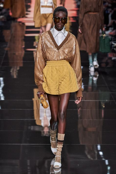 Fendi Spring 2020 Ready-to-Wear https://www.vogue.com/fashion-shows/spring-2020-ready-to-wear/fendi/slideshow/collection#17 Fendi Outfit, Fendi 2020, Shoes Fashion Photography, Fendi Fashion, Paper City, Fashion 90s, Ranveer Singh, Fashion Runway, Fashion Show Collection