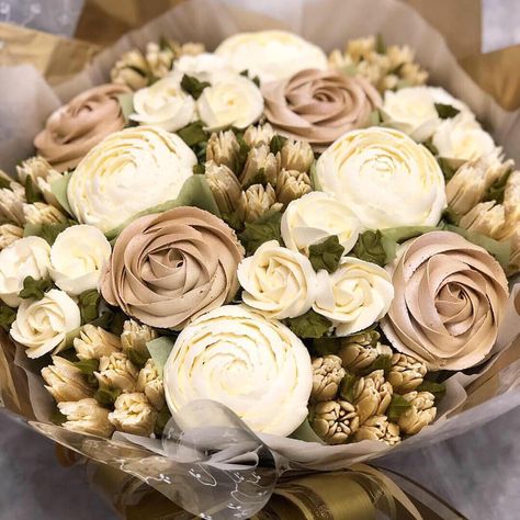 Gold Buttercream Frosting, Gold Buttercream, Cupcakes Bouquet, Cupcake Flower Bouquets, Frosting Flowers, Cupcake Bouquets, Creative Cake Decorating, Raspberry Smoothie, Taylor Made