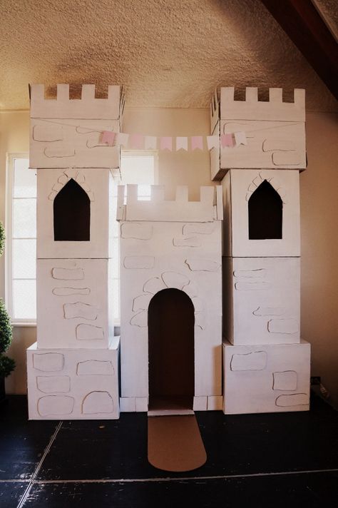 Card Board Castle Diy, Cardboard Box Castle Diy, How To Make A Castle Out Of Cardboard, Castle Backdrop Diy, Castle Diy Cardboard, Diy Castle Cardboard, Castle Crafts For Kids, Diy Castle Backdrop, Cardboard Castle Diy