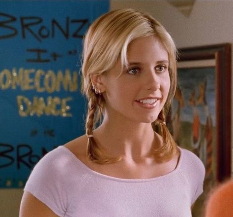 Buffy Summers Hairstyles, Buffy Summers Hair, Buffy Hairstyles, Buffy Hair, Buffy Aesthetic, Buffy Outfits, Sarah Michelle Gellar Buffy, Beauty Motivation, Buffy Style