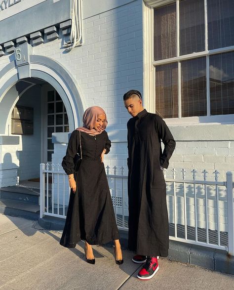 Couple Outfits Streetwear, Black Couple Outfits, Muslim Couple Photography, Couple Dress, Cute Muslim Couples, Muslim Fashion Hijab, Cute Friend Photos, Couple Photoshoot Poses, Matching Couple Outfits