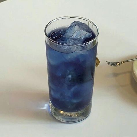 Blue drink 💙 Blue Drinks Aesthetic, Blue Drink Aesthetic, Dark Blue Food, Blue Feeds, Blue Drink, Blue Drinks, Everything Is Blue, Blue Aura, Catty Noir