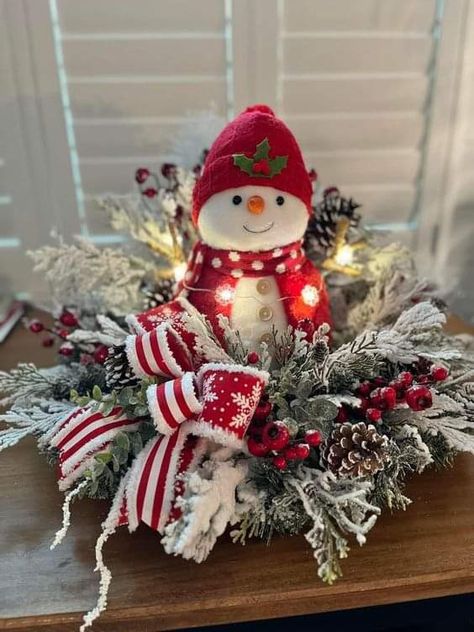 Christmas Snowman Table Centerpieces, Snowman Arrangements, Snowman Centerpiece Ideas, Christmas Floral Arrangements Diy, Xmas Centerpieces, Christmas Decorations Centerpiece, Christmas Centers, Christmas Flower Arrangements, Christmas Floral Arrangements