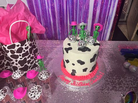 Space Cowgirl Cake Ideas, Cowboy Alien Party, Space Cowgirl Birthday Cake, Space Cowgirl Cake, Cowboy Vs Aliens Party, Cowgirl Birthday Party Outfit, Space Cowboy Party, Space Cowgirl Party, Space Cowgirl Birthday Party